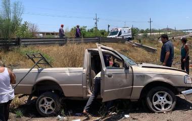La camioneta terminó destrozada fuera de la carretera tras el accidente registrado en la México 15, en Ahome.