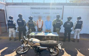 A los detenidos se les aseguró armas, presunta droga y una motocicleta en Culiacán.