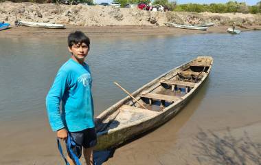 Jesús Adrián hace tres años comenzó esta labor con una panga prestada por su tío y desde entonces ofrece el servicio los fines de semana y temporadas vacacionales.