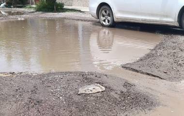Debido a que se hace un espejo de agua, son los vecinos son quienes deben intentar abrir espacios para que el agua corra hacia una calle aledaña.
