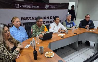Autoridades y cuerpos de auxilio coordinan acciones preventivas ante la llegada del huracán Simón.