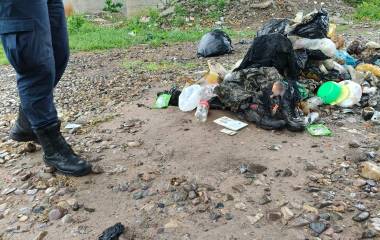 Los artículos fueron localizados entre basura quemada.