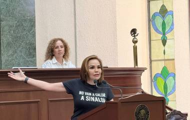 Paola Gárate Valenzuela protesta en tribuna del Congreso de Sinaloa.
