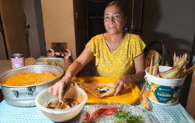 Desde hace 15 años, “Monse” se ha dedicado a la elaboración de tamales para la celebración de San Juan.