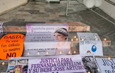 Protesta frente a la Fiscalía de Sinaloa en Los Mochis por el asesinato de Fernanda Gastélum y su bebé nonato.