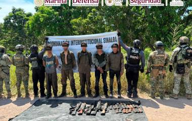 Autoridades federales aseguran armas, vehículos, explosivos y equipo táctico durante operativos realizados en Sinaloa, donde también hubo varios detenidos.