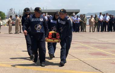 Elementos de la Cuarta Región Naval participaron en un simulacro de emergencia por sismo y alerta de tsunami en Mazatlán.