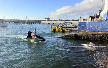 Elementos de rescate trasladan el cuerpo del joven localizado en las cercanías de la Isla de la Piedra.