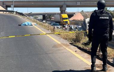 La víctima y otro acompañante regresaban del municipio de Choix con destino a Los Mochis cuando derraparon en la carretera.