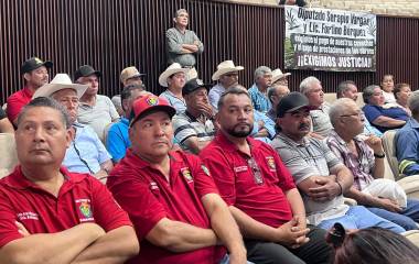 Cañeros de Eldorado protestan en el Congreso de Sinaloa.