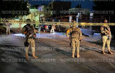 Elementos del Ejército resguardaron la vivienda atacada mientras personal de la Fiscalía realizaba las diligencias correspondientes.