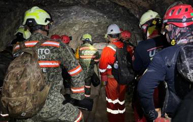 Personal de rescate de diferentes corporaciones mantienen operativo en mina de Rosario.