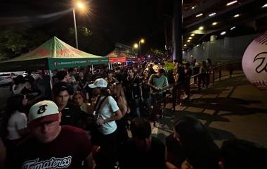 Aficionados enfrentaron la reventa de boletos y cobros por estacionamiento en la inauguración de la temporada de la LMP en Culiacán.