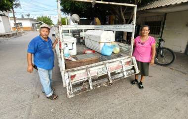 Guadalupe y Victoria recorren los pueblos de Rosario para ofrecer pescado fresco