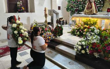 Kenia Lizeth ingresó de rodillas hasta el presbiterio para agradecer una nueva oportunidad de vida.