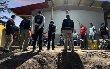 Reunión de personal de Protección Civil con familiares de mineros atrapados en Rosario.