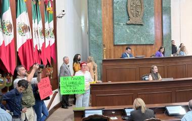 Yesenia Roja se encadena en el Congreso de Sinaloa para demandar recursos para policías de Mocorito.
