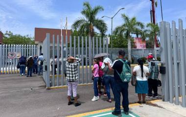 Usuarios de la CFE bloquean accesos al Congreso de Sinaloa.