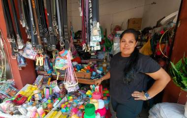 Érika comparte cómo mantiene en pie la mercería familiar ante las adversidades y la baja en las ventas.