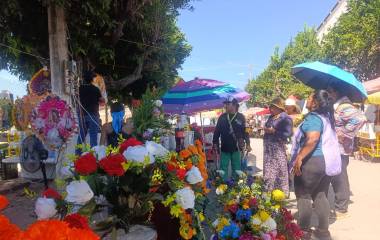 El panteón Benito Juárez de Escuinapa se llenó de flores, veladoras y música en el Día de los Fieles Difuntos.