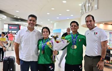 Naomi Margarita Ríos Cruz y Rubén Vladimir Zataráin González, así como el entrenador Juan Antonio Castellanos Velarde, son recibidos en Mazatlán.