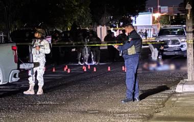 Autoridades ministeriales resguardan el área en la colonia Díaz Ordaz donde se localizaron los dos cuerpos.