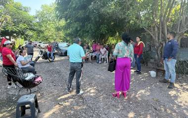 Padres de familia mantienen la toma del plantel de la Primaria Teófilo Noris en Los Ojitos, en Rosario.