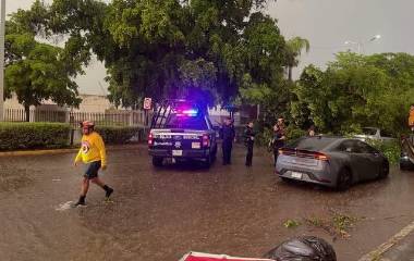 Lluvias dejaron árboles caídos y calles con acumulaciones de agua en sectores de Culiacán.