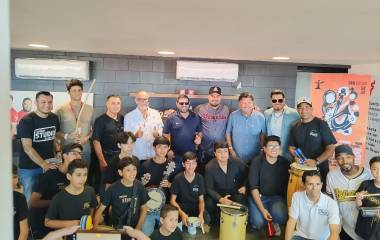 Venados de Mazatlán dona 15 mil dólares en instrumentos a la Academia Colegas Studio.
