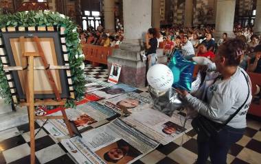 Durante la ceremonia, se colocaron fotografías, lonas y globos frente a la imagen de la Inmaculada Concepción.