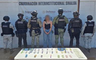 La mujer fue puesta a disposición del Ministerio Público Federal junto con la presunta droga y el dinero asegurado por militares en Culiacán.