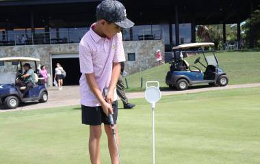 Niños y niñas participan en la Gira Estatal de Torneo de Golf.