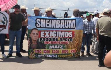 Productores de maíz se manifestaron en el acceso a la Feria Ganadera de Culiacán para exigir el pago de apoyos pendientes.
