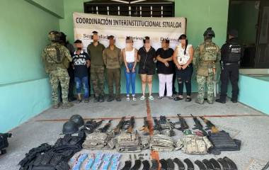 Elementos de la Semar resguardan a las personas y material bélico asegurado en el poblado de La Tuna, en Mazatlán.