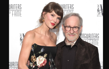 Taylor Swift junto al director Steven Spielberg.