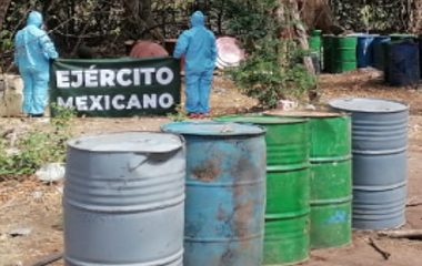 Efectivos del Ejército Mexicano resguardan las sustancias químicas localizadas en el municipio.