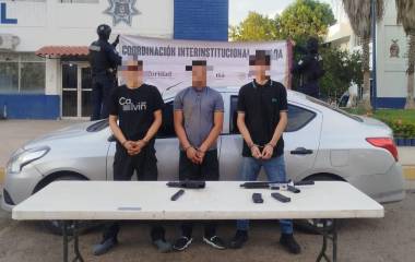 Armamento y vehículo asegurados tras la detención de tres civiles en el sector sur de la capital.