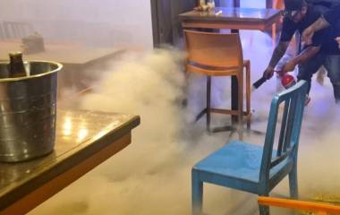 Tras los hechos, no se reportaron lesionados, aunque sí obligó a la evacuación de personas que se encontraban en el local.