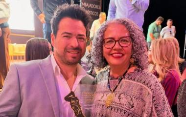 Fernando García Magallán, director general de Algodoneros, posa junto a la Gobernadora Graciela Domínguez y el premio Orgullo Sinaloense 2026.