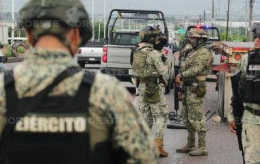 Elementos del Ejército resguardaron el área del accidente donde un ciclista perdió la vida.