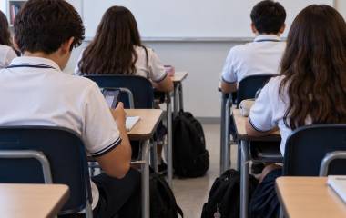 A partir de octubre de 2026, el uso de teléfonos celulares quedará restringido durante la jornada escolar en primarias y secundarias del País.