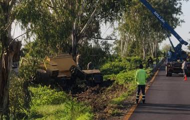 Tráiler vuelca en el camellón de la Maxipista Culiacán-Mazatlán y paraliza el tráfico en Quilá