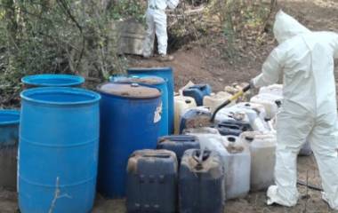 Elementos del Ejército Mexicano resguardan las sustancias químicas aseguradas en el poblado Canamaca.