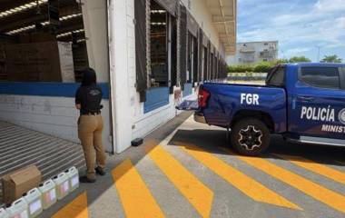 Autoridades federales aseguran 40 litros de metanfetamina en una empresa de paquetería de Los Mochis.