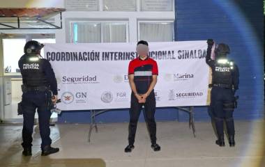 Policías estatales detuvieron a un hombre con orden judicial en Culiacán tras revisión vehicular en Lombardo Toledano.