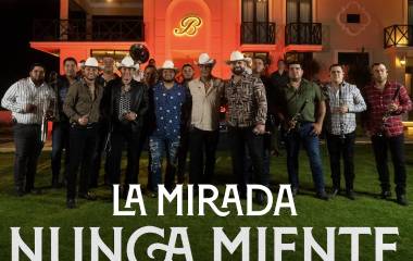 Los 2 de la S unen su talento con Banda Corona del Rey para darle nueva vida a La Mirada Nunca Miente, uno de los temas más representativos de su carrera.