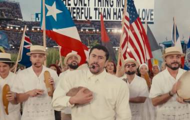 ‘Lo único más poderoso que el odio, es el amor’, fue el mensaje de Bad Bunny en el show del medio tiempo del Super Bowl.