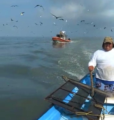 Marinos repliegan a pescadores en la bahía de Teacapán