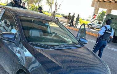 La Policía Municipal detiene a presunto ladrón de auto tras persecución en Las Mañanitas, en Culiacán.