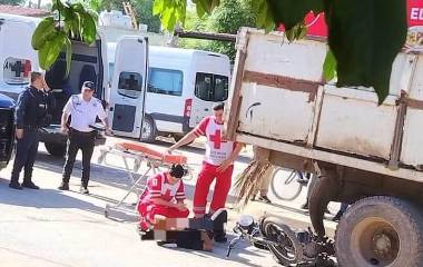 Socorristas de la Cruz Roja prestan primeros auxilios a un joven tras accidente en moto.